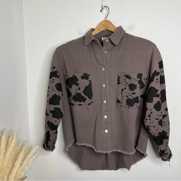 HAZEL & OLIVE Brown Cow Print Contract Button Front Denim Shirt Jacket Sz M/L - Picture 3 of 16